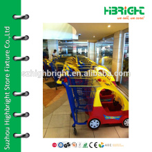 Carrito de la compra del kiddie del supermercado con el coche del juguete